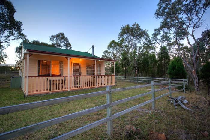 Accommodation Creek Cottages & Sundown View Suites Ballandean Room photo